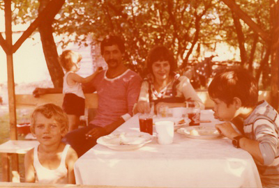 1979 Krzysiek, Sylwia, Wlodek, Helen, Jozio jedza kolacje