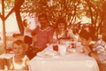 1979 Krzysiek, Sylwia, Wlodek, Helen, Jozio jedza kolacje